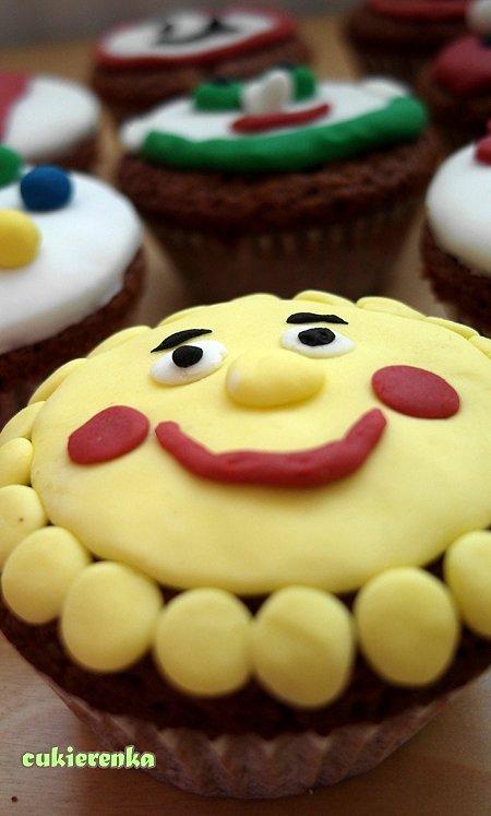 Kakaowe babeczki dekorowane lukrem plastycznym
