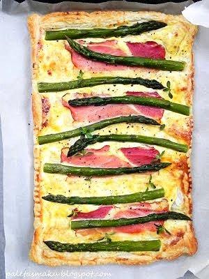 Tarta ze szparagami, szynką i kozim serem na cieście francuskim