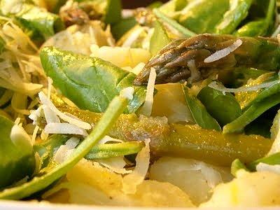 Ziemniaczana sałatka ze szparagami i parmezanem