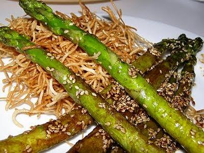 Szparagi stir fry z chrupiącym makaronem