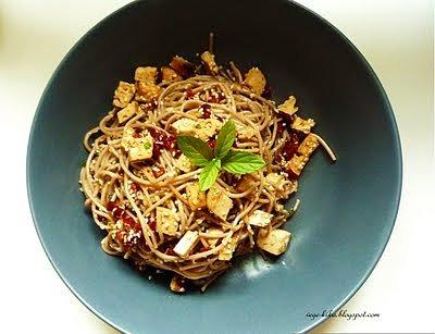 Soba z tofu i suszonymi pomidorami