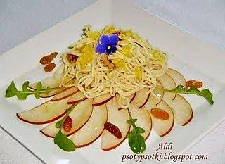 Cytrynowe spaghetti z gruszką i orzechami