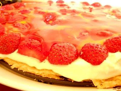 Tarta z mascarpone, bitą śmietaną, truskawkami i galaretką