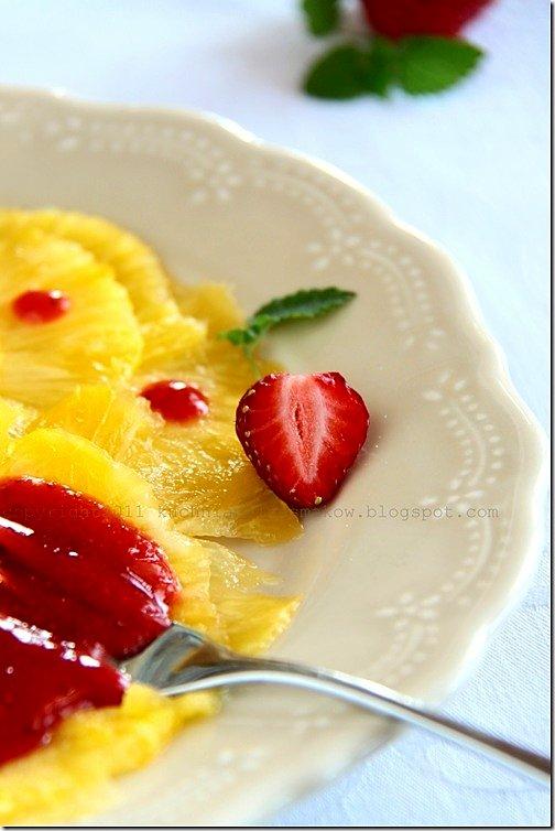 Carpaccio z ananasa z sosem truskawkowym