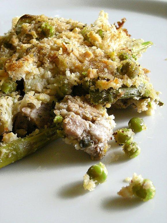 Agnello gratinato z szparagami, karczochami i groszkiem