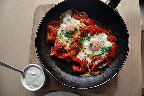 Menemen - turczyńskie śniadanie z jajek z warzywami
