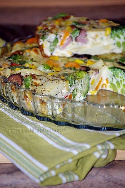 Frittata z kiełbasą i warzywami