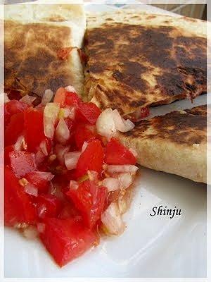 Quesadillas z kurczakiem oraz salsa pico de gallo