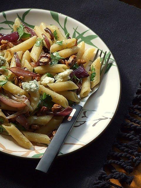 Penne z pieczoną cebulą, gorgonzolą i orzechami włoskimi