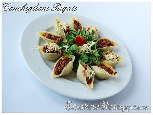 Conchiglioni rigati z farszem mięsno-pomidorowym i roszponką