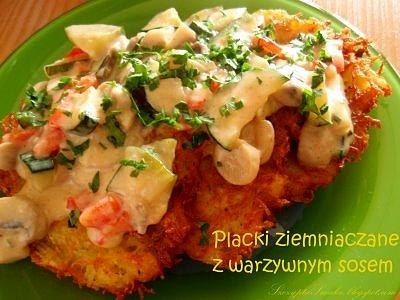 Placki ziemniaczane z warzywnym sosem