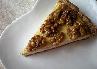 Tarta serowo-miodowa na spodzie orkiszowo-owsianym z orzechami