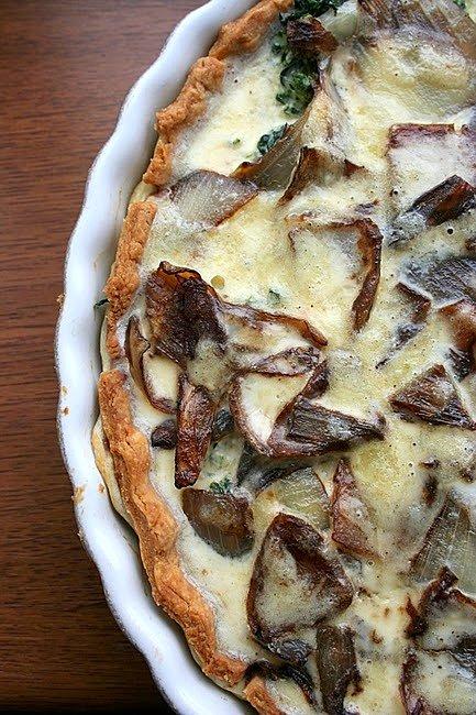 Tarta z karmelizowaną cebulą i szpinakiem