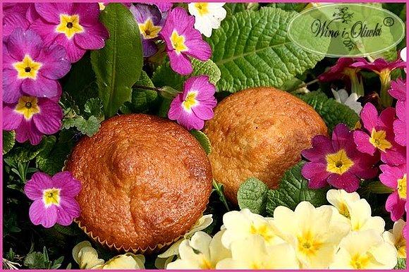 Muffinki pomarańczowe z kwiatami prymulki