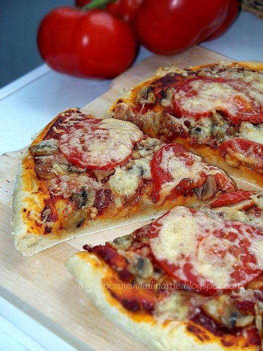 Pizza z pieczarkami i pomidorem