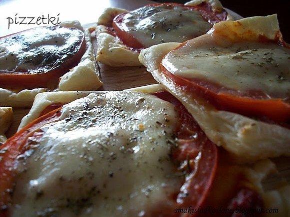 Pizzetki z ciasta francuskiego