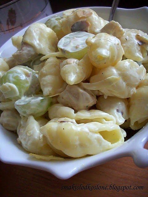 Sałatka z makaronem i winogronem