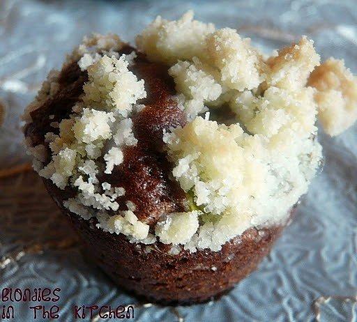 Kakaowe muffiny z rabarbarem i kruszonką