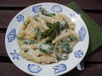 Penne z zielonymi szparagami w cytrynowym beszamelu