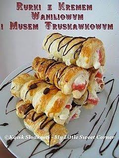 Rurki z kremem waniliowym i musem truskawkowym