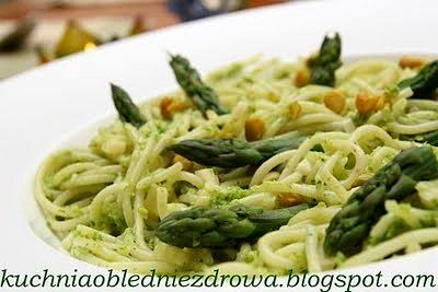 Spaghetti z szparagowo-szpinakowym pesto z pistacjami