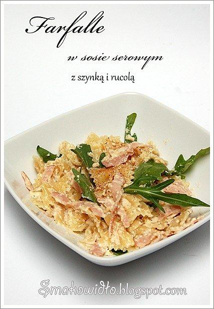 Farfalle w sosie serowym z szynką i rucolą