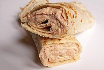 Tortilla z tuńczykiem i sosem sweet chilli