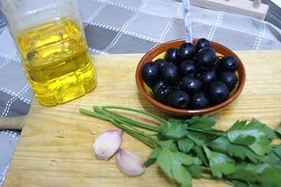 Oliwkowa pasta na kolację i śniadanie