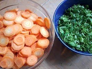 Pomarańczowy optymizm: kurkumowa marchewka z natką