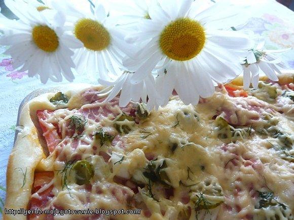 Pizza z szynką i warzywami na cieście z śmietaną i majonezem