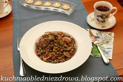 Pieczarki z groszkiem i wędzonym tofu z makaronem