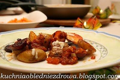 Patatas bravas z chorizo