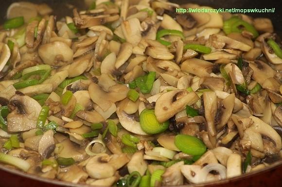 Farfalle z sosem pieczarkowym