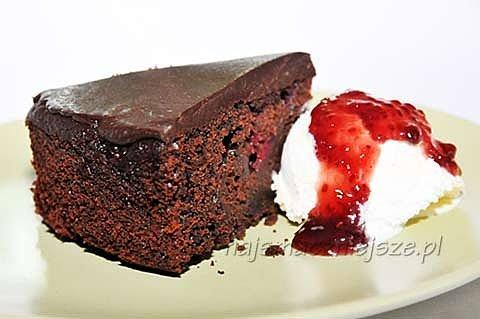 Wilgotne ciasto czekoladowe z ganache