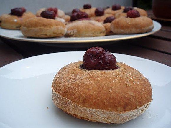 Orkiszowe scones z wiśniami
