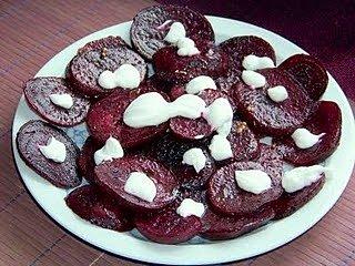 Carpaccio z buraków w sosie czosnkowym