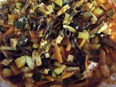 Makaron z sosem z warzyw, tofu i grzybkami mun