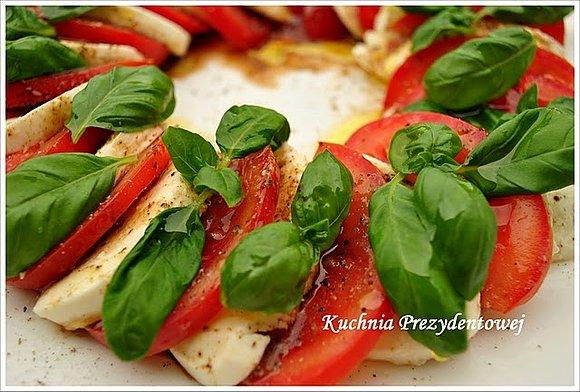 Sałatka caprese z mozzarellą, pomidorami i bazylią