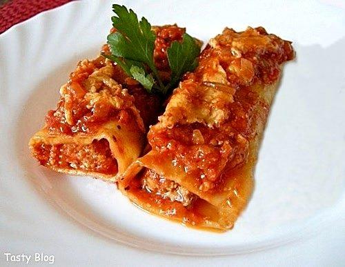Cannelloni z mięsem i serem zapiekane w sosie pomidorowym