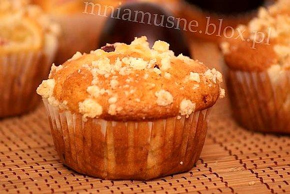 Muffinki ze śliwką i czekoladowymi groszkami