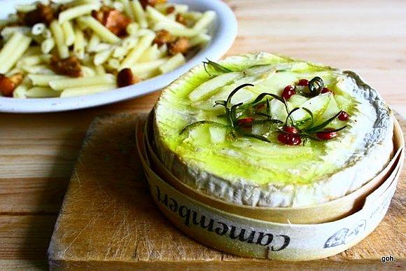 Kurki i pieczony camembert