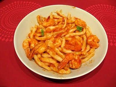 Strozzapreti w sosie pomidorowym z krewetkami