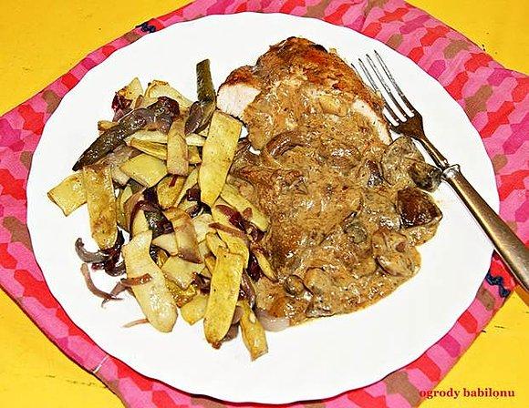 Polędwica z grzybami i pieczoną fasolką