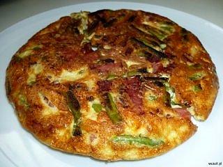 Frittata z fasolką szparagową i belgijskimi kiełbaskami