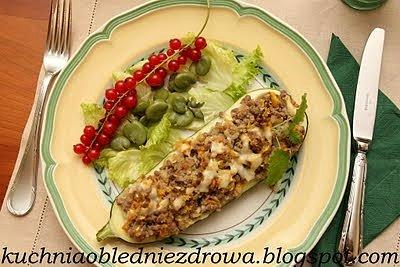 Cukinia nadziewana quinoa i mięsem z porzeczkami i miętowym sosem