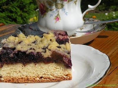 Proste ciasto drożdżowe z owocami i kruszonką