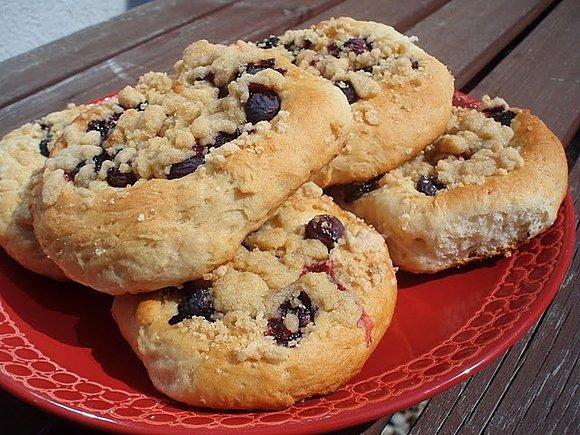Drożdżówki z borówkami i malinami bez wyrabiania