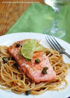 Spaghetti z łososiem i kaparami w winie i limonce