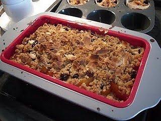 Drożdżowe ciasto z borówkami, morelami, budyniem i kruszonką