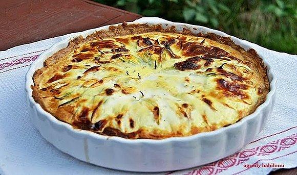 Tarta z nadziewanymi kwiatami cukinii